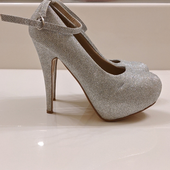 Delicacy Size 9 shoes - Picture 2 of 6